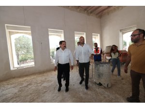 Depremde zarar gören tarihi valilik konutunda çalışmalar sürüyor