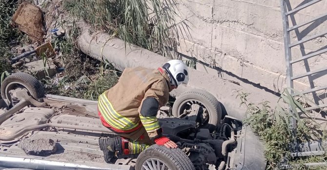 Antakya’da menfeze devrilen otomobilin sürücüsü yaralandı
