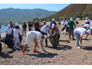 Adrasan’da yaz tatilinin ardından boş kalan plajı temizlediler