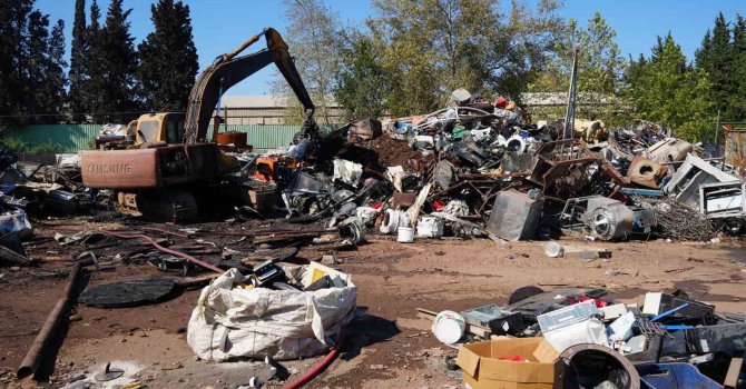 Antalya’da hurdacıda çıkan yangın söndürüldü