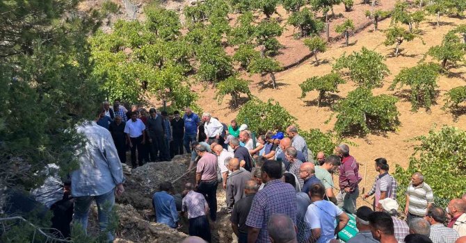 Kazada ölen 3 kişinin cenazesi yan yana toprağa verildi