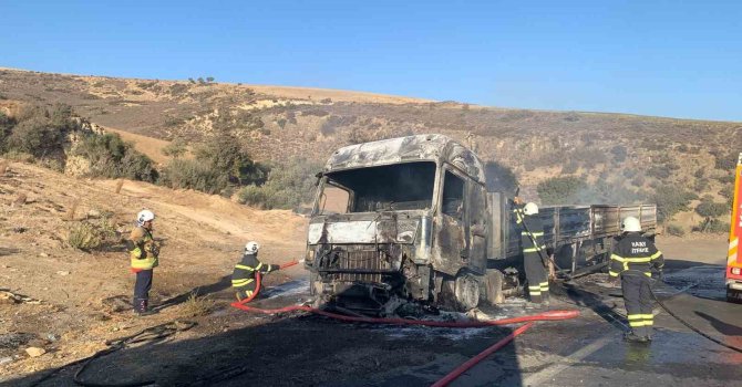 Hatay’da seyir halindeki tır alev alev yandı