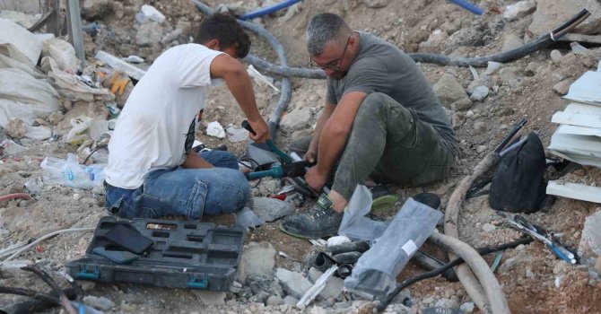 İş makinesinin teması sonrası yer altındaki elektrik kabloları bomba gibi patladı