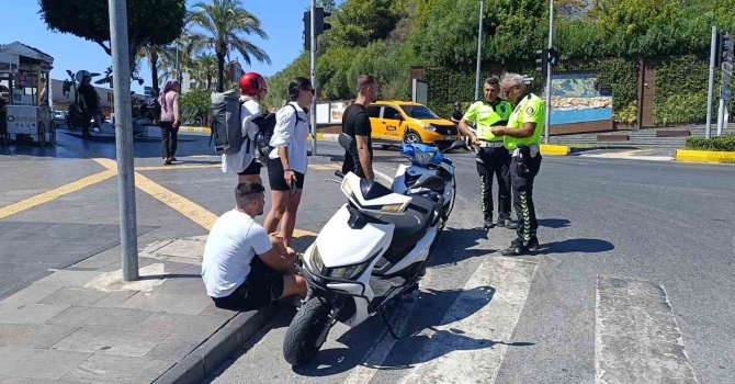 Avusturyalı turistler kiraladıkları motosikletle kaza yaptı