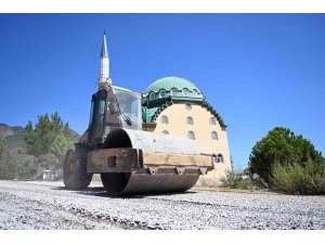 Anamur’da yol yenileme çalışmaları tamamlanıyor