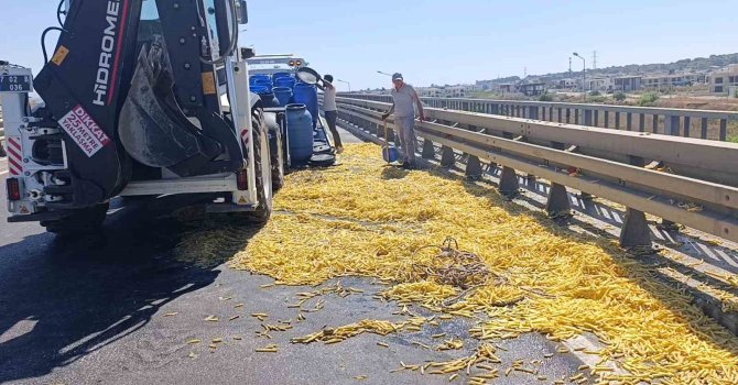 Kamyonet bariyerlere çarptı, kilolarca patates yola saçıldı