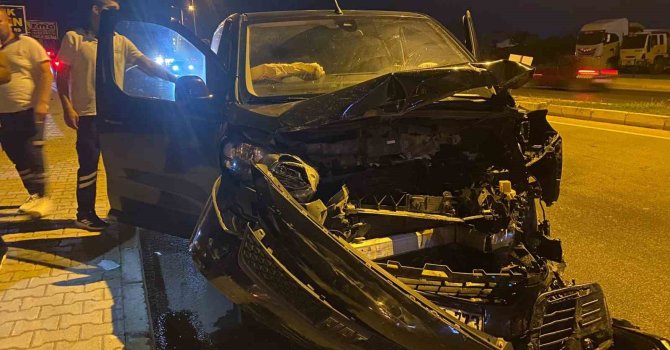 Antalya’da 3 aracın karıştığı kazada 5 kişi yaralandı