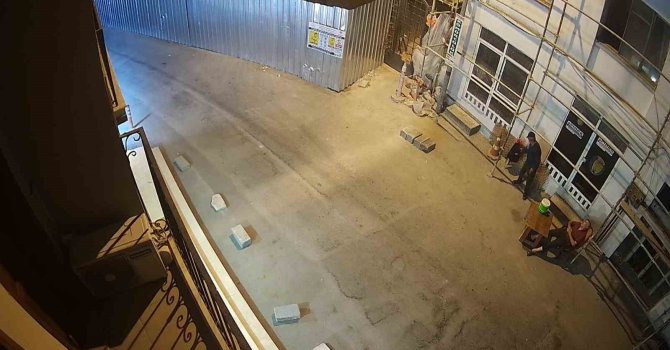 O anlar kamerada: Uyuyan bekçinin cep telefonunu çaldı