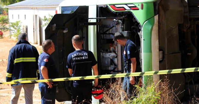 Antalya’da sürücüsü direksiyon başında rahatsızlanan elektrikli otobüs devrildi, sürücü hayatını kaybetti