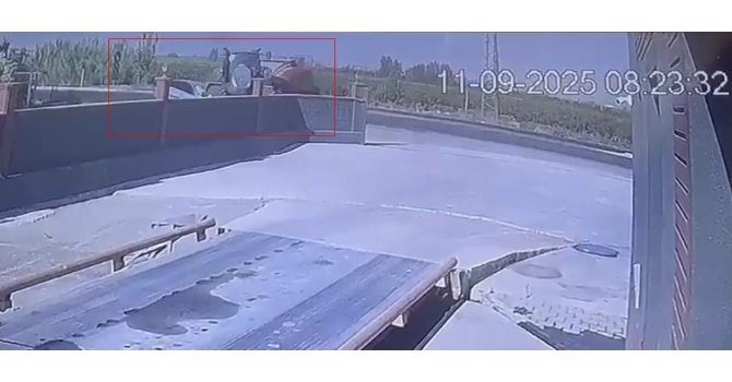 Kaza anı kamerada: Traktörle çarpışan otomobildeki 1 kişi öldü, 3 kişi yaralandı