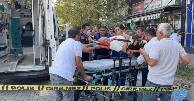 Antalya’da eşiyle birlikte yürüdüğü kaldırımda silahlı saldırıya uğradı