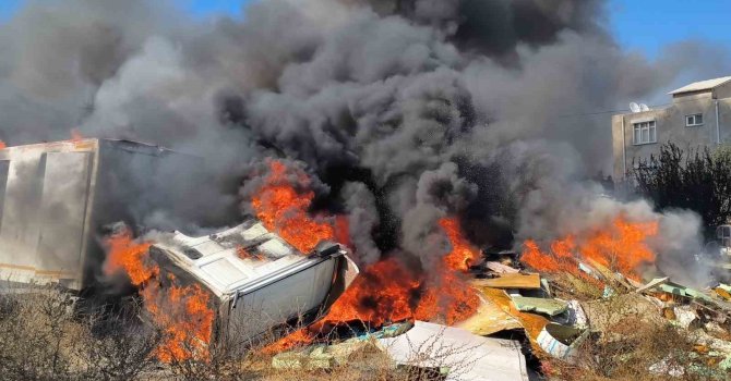 Hurda araçların alev alev yandığı yangına kova ve hortumlarla müdahale ettiler