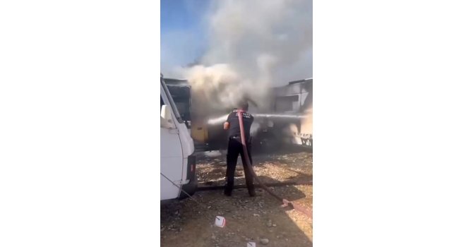 Demre’de park halindeki karavanda çıkan yangın, diğer karavana da sıçradı