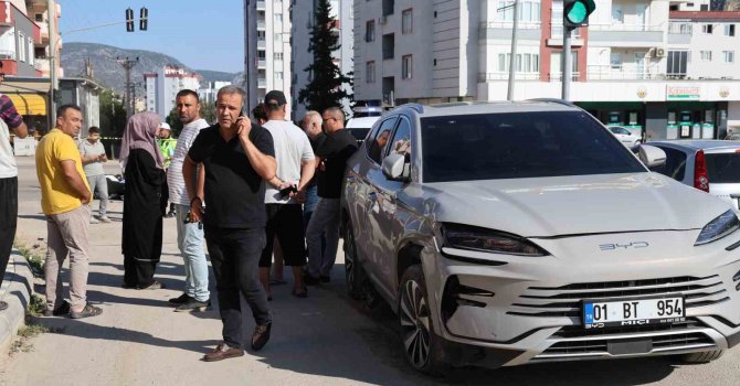 Motosikletli trafik polisi, kazada ağır yaralandı