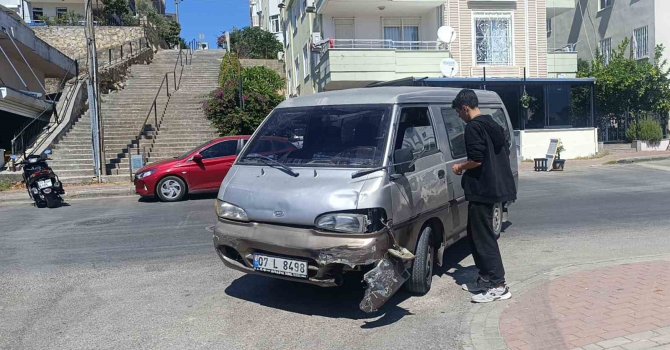 Manavgat’ta kamyonetle çarpışan motosikletin sürücüsü yaralandı