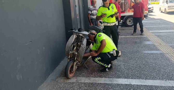 Kamyonetin aynasına çarpan elektrikli bisiklet sürücüsü yaralandı
