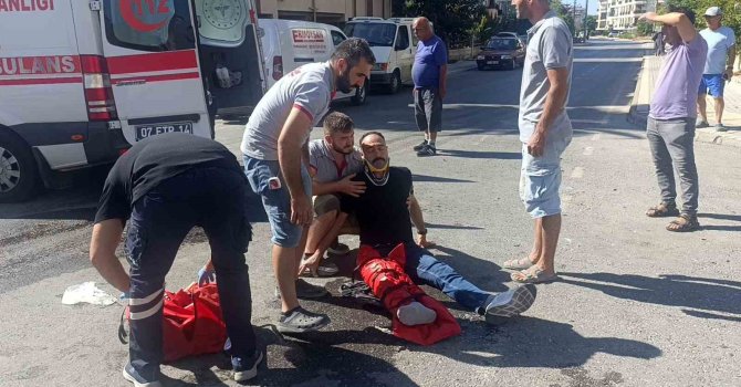 Antalya’da tur aracıyla çarpışan motosikletli yaralandı