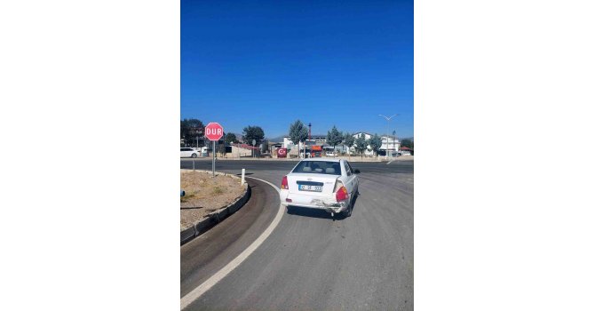 Şarkikaraağaç’ta iki otomobil çarpıştı: 3 yaşındaki çocuk yaralandı