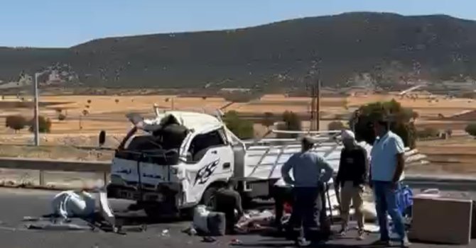 Minibüs ile kamyonet çarpıştı: 2 yaralı