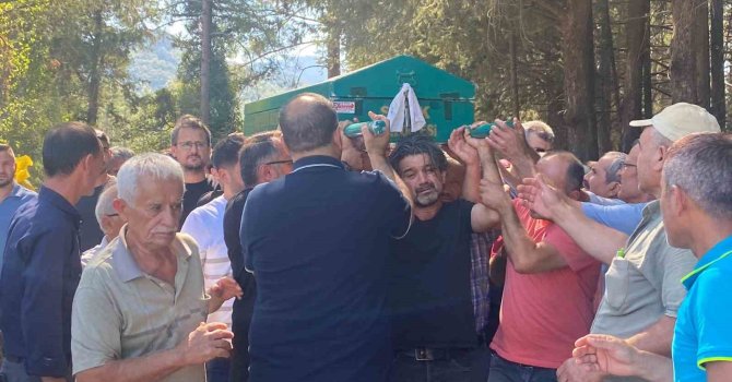 Öğretmen babanın en ağır yükü: Okul bahçesinde fenalaşan oğlunun tabutunu bir an olsun bırakmadı