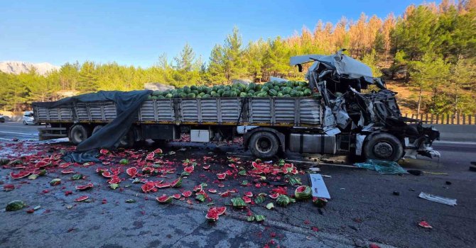 Karpuz yüklü tır otoyolda devrildi