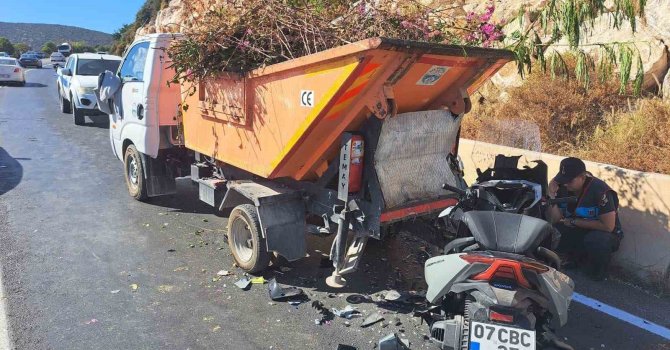Motosiklet, atık toplama aracına çarptı: 1 ölü