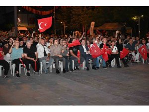 Isparta’da vatandaşlar A Milli Erkek Basketbol Takımı’nın zaferini dev ekrandan izlediler