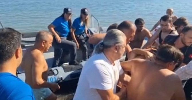 Denizde yüzdüğü esnada beyin kanaması geçiren vatandaşı deniz polisi kurtardı