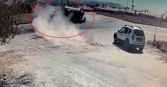 Frene ayağını dahi değdirmeden girdiği yolda feci kazaya neden oldu