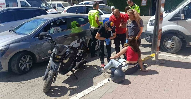 Otomobille çarpışan motosiklet sürücüsü genç kız kafasındaki kask sayesinde kazayı hafif atlattı