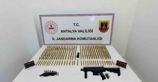 Antalya’da bir depoda suikast silahı ele geçirildi