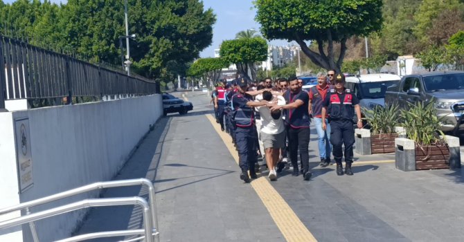 Antalya’da 1’i turist 3 kişiyi yaralayan motosikletli şüpheliler yakalandı