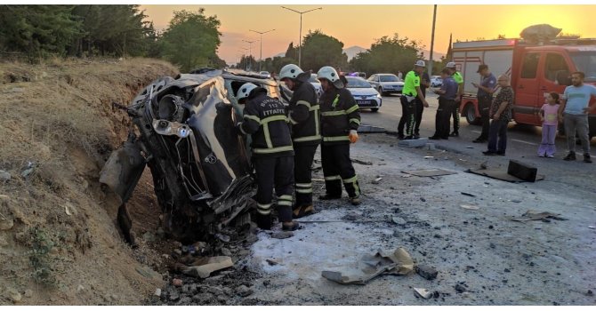 Burdur’da otomobil, otobüs durağına çarptı: 2 yaralı