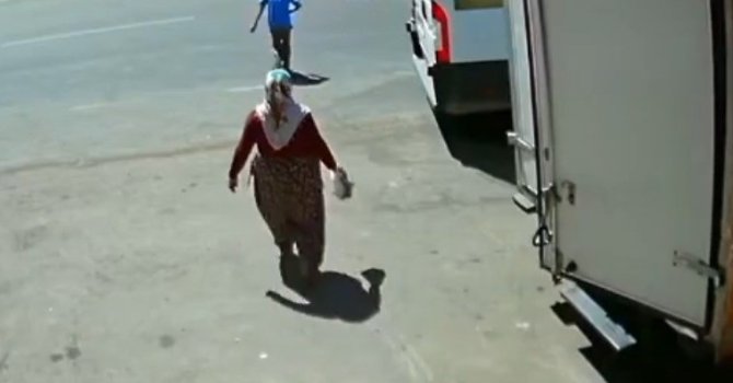 İş makinesinin kardeşlere çarptığı kaza anı güvenlik kamerasında