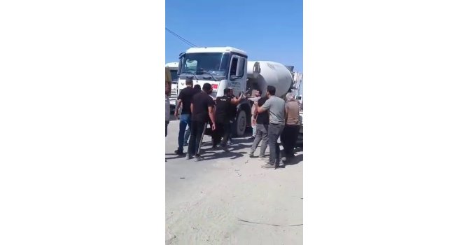 Yol verme tartışmasında sinirlenen vatandaş, kendini ringde hissedercesine kamyonu yumrukladı