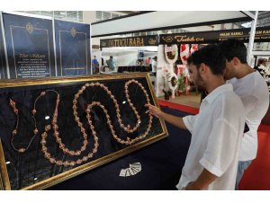 Değer biçilemiyor: Kur’an-ı Kerim’in 604 sayfası tespihe nakşedildi