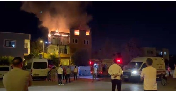 3 katlı ev alevlere teslim oldu