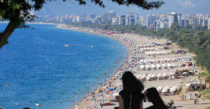 Termometreler 37 dereceyi gösterdi, yazın son günlerinde Antalya sahilleri doldu taştı