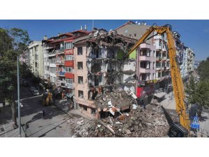 Isparta’da 53 yıllık Çarşı Polis Karakolu binası riskli yapı olduğu için yıkıldı