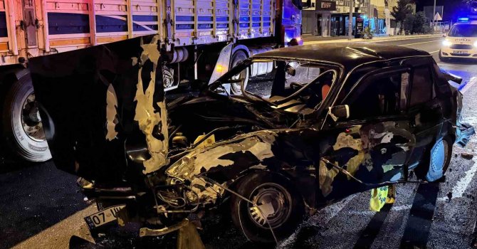 Antalya’da tırla otomobil çarpıştı: 1 ağır yaralı