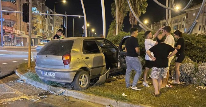 Antalya’da otomobille hafif ticari araç çarpıştı: 2 yaralı