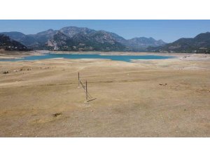 Barajda su seviyesi yüzde 10’a düştü: Çoraklaşan bölgeye voleybol direği diktiler