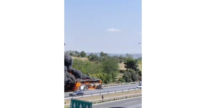 Otoyolda yolcu otobüsü alev alev yandı