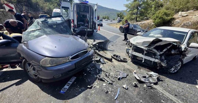 Antalya’da iki otomobilin çarpıştığı feci kazada 8 yaralı