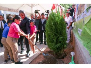 Vali Toros, öğrencilerle birlikte fidan dikti