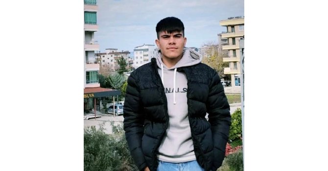 Devrilen traktörün altında kalan genç hayatını kaybetti