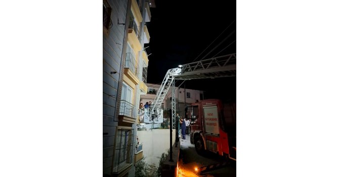 Elektrik panosundan çıkan yangında 50 vatandaşı itfaiye kurtardı