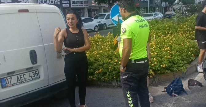 Antalya’da aynı kavşakta 5 dakika arayla iki motosiklet kazası kamerada