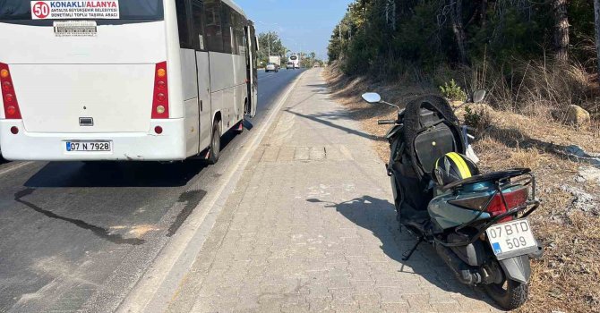 Alanya’da midibüsle çarpışan motosikletli yaralandı