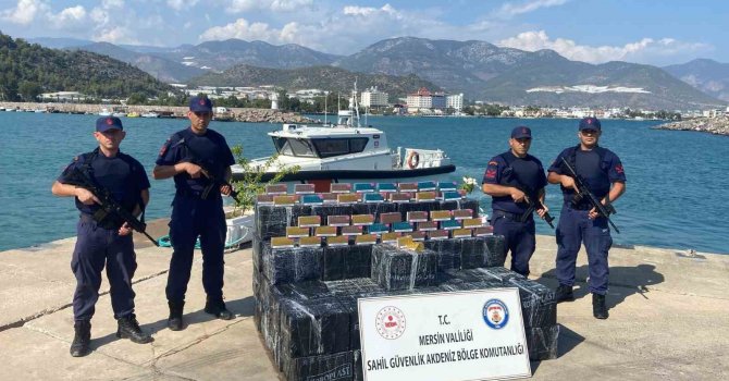 Denizdeki kutulardan 28 bin 500 paket tütün çubuğu çıktı